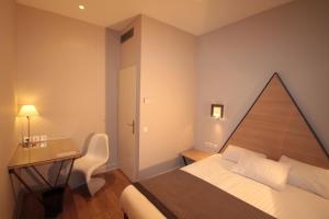 Een bed of bedden in een kamer bij Hôtel Amirauté