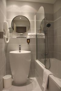 Een badkamer bij Hôtel Amirauté