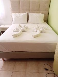 A bed or beds in a room at 360 Panorama House - Gazing at Horizon and the Stars of the Galaxy in the night - Fresh Cool breeze most of the time - just 7 min from the beach