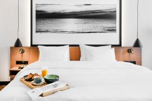 クライペダにあるMERCURE KLAIPEDA CITY HOTEL, Meetings, Events, Restaurant & Bar - Accor Group, Pet Stay FREEのベッド2台と食事のトレイが備わったホテルの部屋
