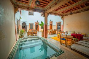 una piscina en una casa con sala de estar en Riad Euphorbe en Marrakech