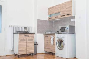 Kuchyňa alebo kuchynka v ubytovaní BB Apartman Hajdúnánás