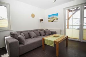 Ein Sitzbereich in der Unterkunft Schicke FeWo mit Terrasse, gratis Nutzung vom AHOI Erlebnisbad und Sauna in Sellin - Haus De niege Wech FeWo 01