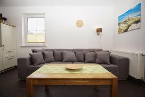 Ein Sitzbereich in der Unterkunft Schicke FeWo mit Terrasse, gratis Nutzung vom AHOI Erlebnisbad und Sauna in Sellin - Haus De niege Wech FeWo 01
