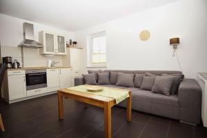 Küche/Küchenzeile in der Unterkunft Schicke FeWo mit Terrasse, gratis Nutzung vom AHOI Erlebnisbad und Sauna in Sellin - Haus De niege Wech FeWo 01