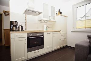 Küche/Küchenzeile in der Unterkunft Schicke FeWo mit Terrasse, gratis Nutzung vom AHOI Erlebnisbad und Sauna in Sellin - Haus De niege Wech FeWo 01