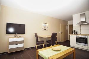 Küche/Küchenzeile in der Unterkunft Schicke FeWo mit Terrasse, gratis Nutzung vom AHOI Erlebnisbad und Sauna in Sellin - Haus De niege Wech FeWo 01