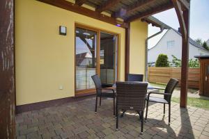 Ein Balkon oder eine Terrasse in der Unterkunft Schicke FeWo mit Terrasse, gratis Nutzung vom AHOI Erlebnisbad und Sauna in Sellin - Haus De niege Wech FeWo 01