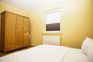 Ein Bett oder Betten in einem Zimmer der Unterkunft Schicke FeWo mit Terrasse, gratis Nutzung vom AHOI Erlebnisbad und Sauna in Sellin - Haus De niege Wech FeWo 01
