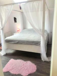 Gallery image of Stunning fully furnished vila luxurious neigbourhood 3 bedrooms in Satu Mare