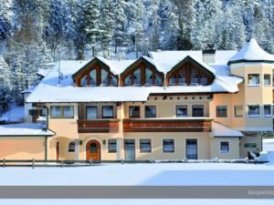 una casa grande con nieve encima en Apartment at the Achensee with balcony or terrace, en Lago Achen