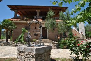 イトリにあるCASA DEL CAVALIERE con terrazza e piscinaの家の庭の噴水