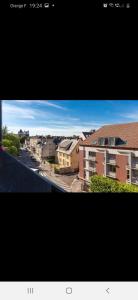 uma vista para uma cidade com edifícios e uma rua em A stondeta em Beauvais