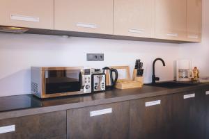 Kuchnia lub aneks kuchenny w obiekcie Premium Apartments Areit by we rent, SUMMERCARD INCLUDED