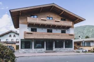 duży budynek z drewnianym dachem w obiekcie Premium Apartments Areit by we rent, SUMMERCARD INCLUDED w mieście Zell am See