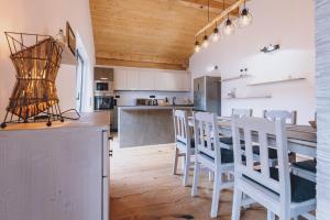 Kuchnia lub aneks kuchenny w obiekcie Premium Apartments Areit by we rent, SUMMERCARD INCLUDED