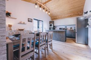 Kuchnia lub aneks kuchenny w obiekcie Premium Apartments Areit by we rent, SUMMERCARD INCLUDED