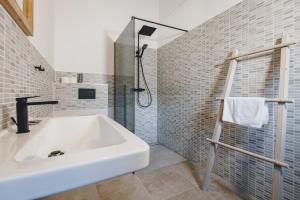 biała łazienka z umywalką i prysznicem w obiekcie Premium Apartments Areit by we rent, SUMMERCARD INCLUDED w mieście Zell am See +37 zdjęć