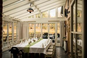 Reštaurácia alebo iné gastronomické zariadenie v ubytovaní Gościniec pod Zającem