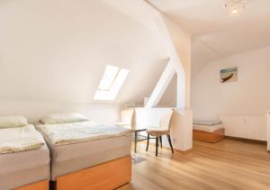 sypialnia z łóżkiem i biurkiem na poddaszu w obiekcie Bike Hostel&Camp w mieście Przewóz