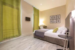 Een bed of bedden in een kamer bij Hôtel Amirauté