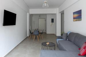 Uma área de estar em Renovated Apartment next to Panathenaic Stadium