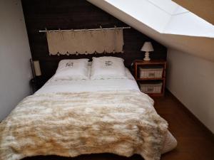 a bedroom with a large bed with a furry blanket at Apt confortable au pied des pistes et de la forêt in Bolquere Pyrenees 2000