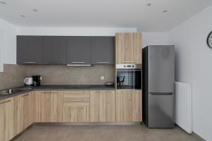 Virtuvė arba virtuvėlė apgyvendinimo įstaigoje Renovated Apartment next to Panathenaic Stadium