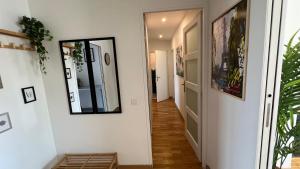 Televízia a/alebo spoločenská miestnosť v ubytovaní Superbe appartement en centre-ville, 20min de Paris, 5 min d'Enghien