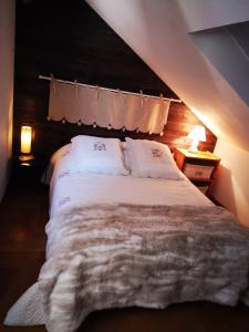 um quarto com uma cama grande num sótão em Apt confortable au pied des pistes et de la forêt em Bolquère - Pyrénées 2000