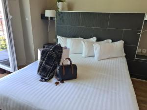 Een bed of bedden in een kamer bij Hôtel Amirauté