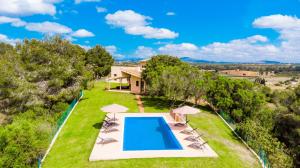 eine Luftaufnahme eines Hauses mit Swimmingpool in der Unterkunft Finca SON VADOR by Mallorca Villa Selection in Santa Margalida
