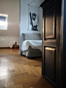 a bedroom with a bed and a picture of a skier at Apt confortable au pied des pistes et de la forêt in Bolquere Pyrenees 2000