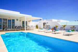 a swimming pool in front of a villa at Villa Balandra in Playa Blanca
