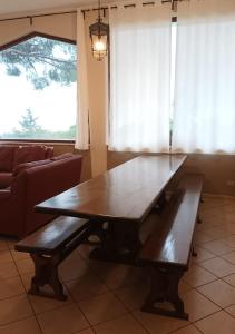 uma mesa de madeira e banco numa sala de estar em Villa Roccia Scura dell'Etna em Zafferana Etnea