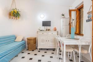 salon ze stołem i lodówką w obiekcie La Casa di Silvia w mieście Costa Rei