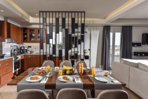 uma sala de jantar e cozinha com uma mesa com comida em Villa Senses em Kato Gouves