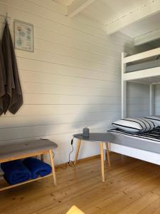 Kirikuküla的住宿－Villa Männituka Suvetuba，一间卧室配有一张双层床和一张桌子