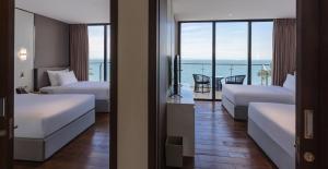 Giường trong phòng chung tại Sel de Mer Hotel & Suites