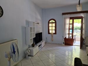 A television and/or entertainment centre at Sabine