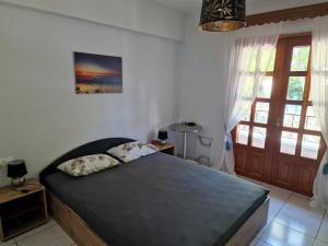 A bed or beds in a room at Sabine