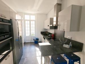 Kuchyňa alebo kuchynka v ubytovaní SUPERBE MAISON 6 ch, 4 sdb, terrasses et billard