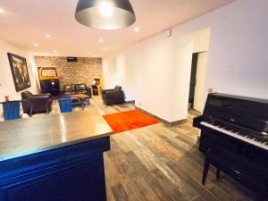 Posedenie v ubytovaní SUPERBE MAISON 6 ch, 4 sdb, terrasses et billard