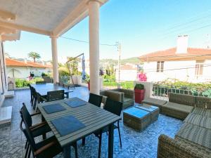Posedenie v ubytovaní SUPERBE MAISON 6 ch, 4 sdb, terrasses et billard