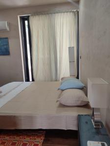 A bed or beds in a room at Lux Apartment