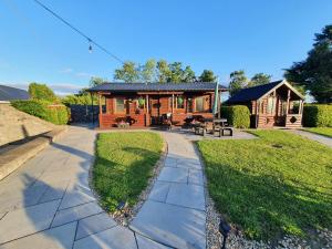 Gallery image of Cosy Countryside Log Cabin in Kilkenny