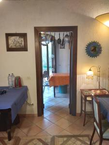 Pilonico PaternoにあるCasale Giunchetoのリビングルーム(ベッド1台、テーブル付)、ダイニングルーム
