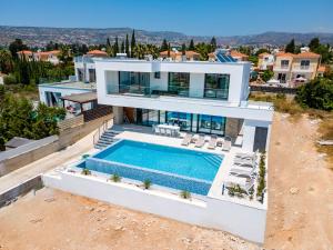 Bazén v ubytování Villa Arsinoe by Ezoria Villas nebo v jeho okolí