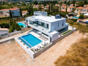 Bazén v ubytování Villa Arsinoe by Ezoria Villas nebo v jeho okolí