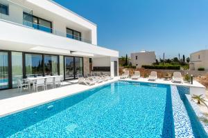 Bazén v ubytování Villa Arsinoe by Ezoria Villas nebo v jeho okolí